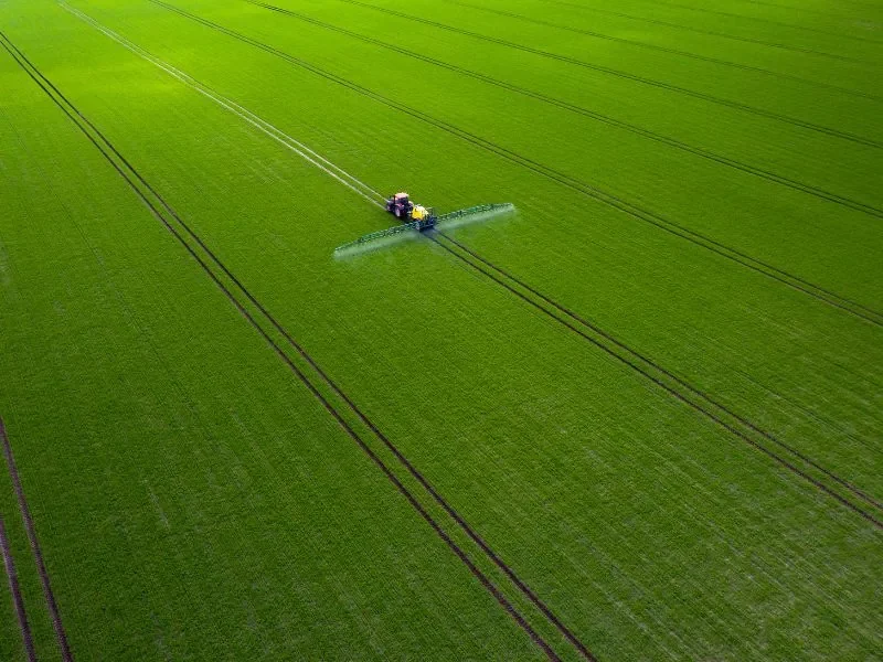 Drone pulverizando lavoura visto de cima